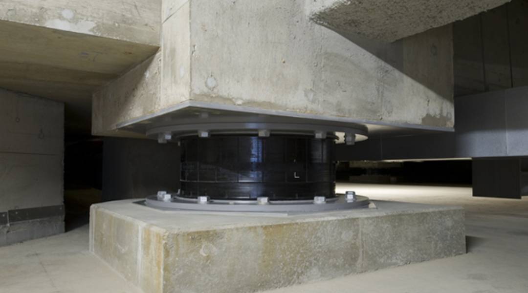 DISPOSITIVOS DE CONTROL DE RESPUESTA SÍSMICA PARA ESTRUCTURAS EN CONCRETO