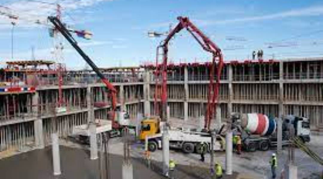 ¿CÓMO SE COLOCA EL CONCRETO DENTRO DEL EQUIPO DE BOMBEO?